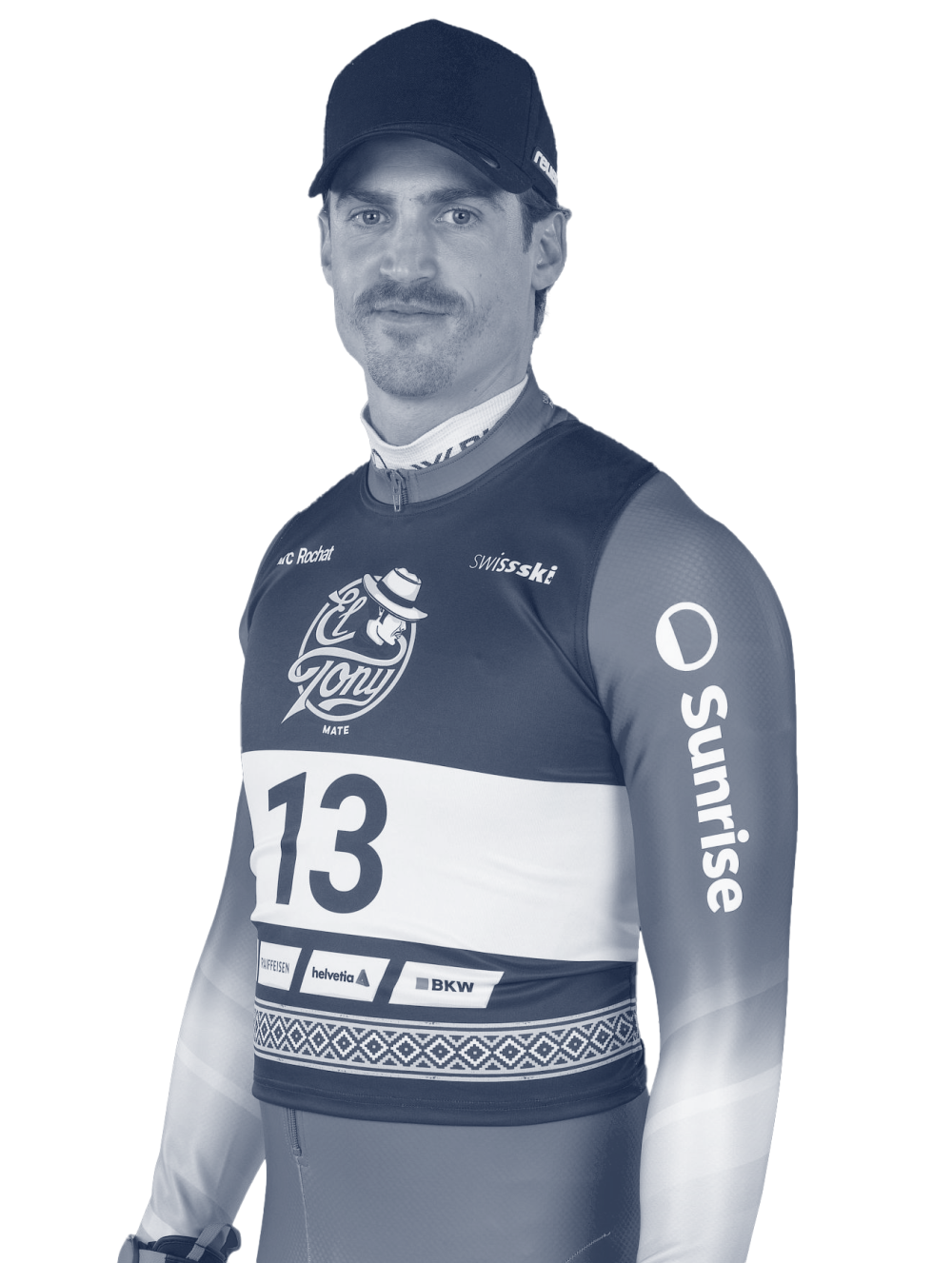 Sportler in Skibekleidung mit El Tony Mate Logo, steht lächelnd vor einem einheitlichen Hintergrund.
