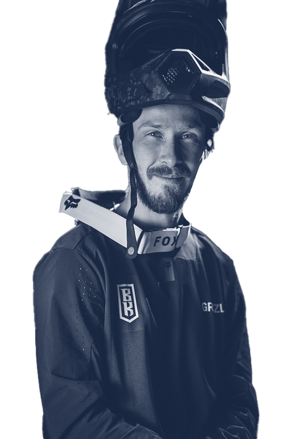 Motociclista con casco e maglietta a maniche lunghe, con una bevanda El Tony Mate sullo sfondo.