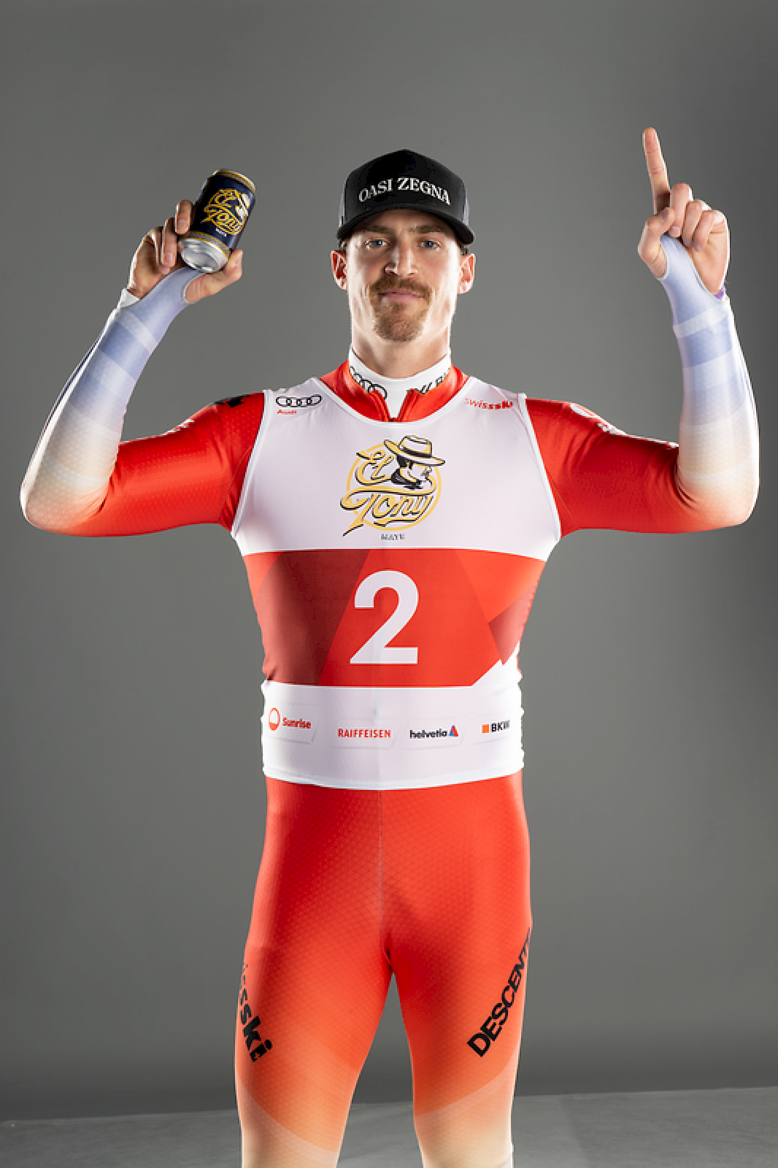 Sportler hält El Tony Mate-Dose in rot-weißem Outfit mit der Nummer 2.