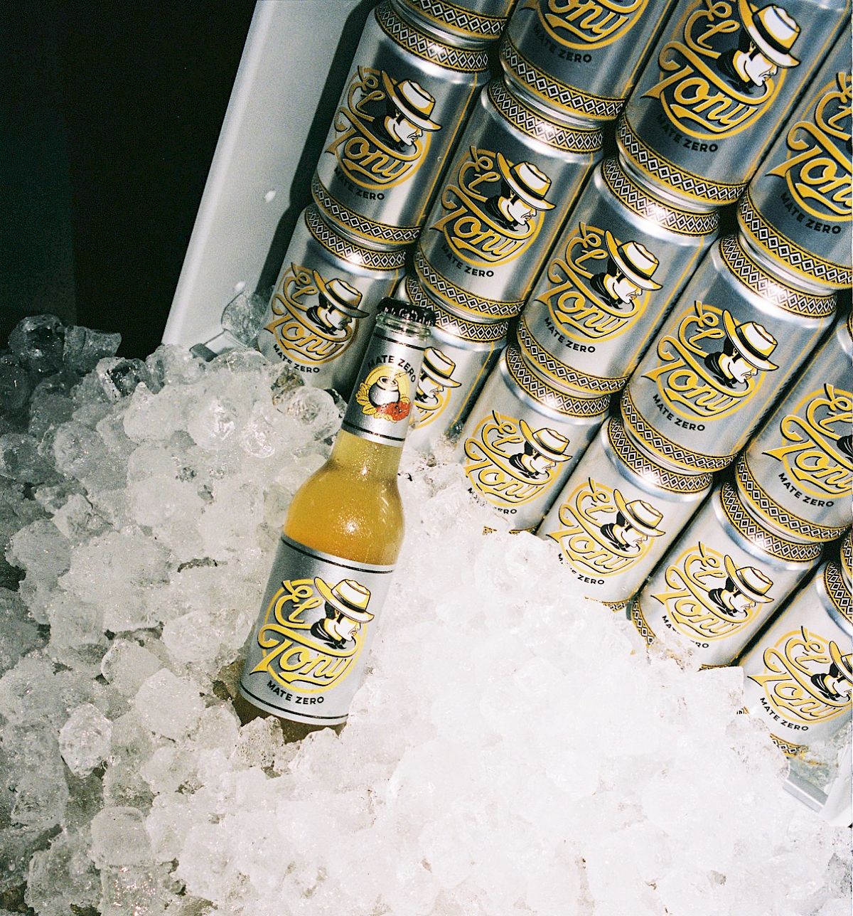 El Tony Mate Zero Dose steht auf Alufolie