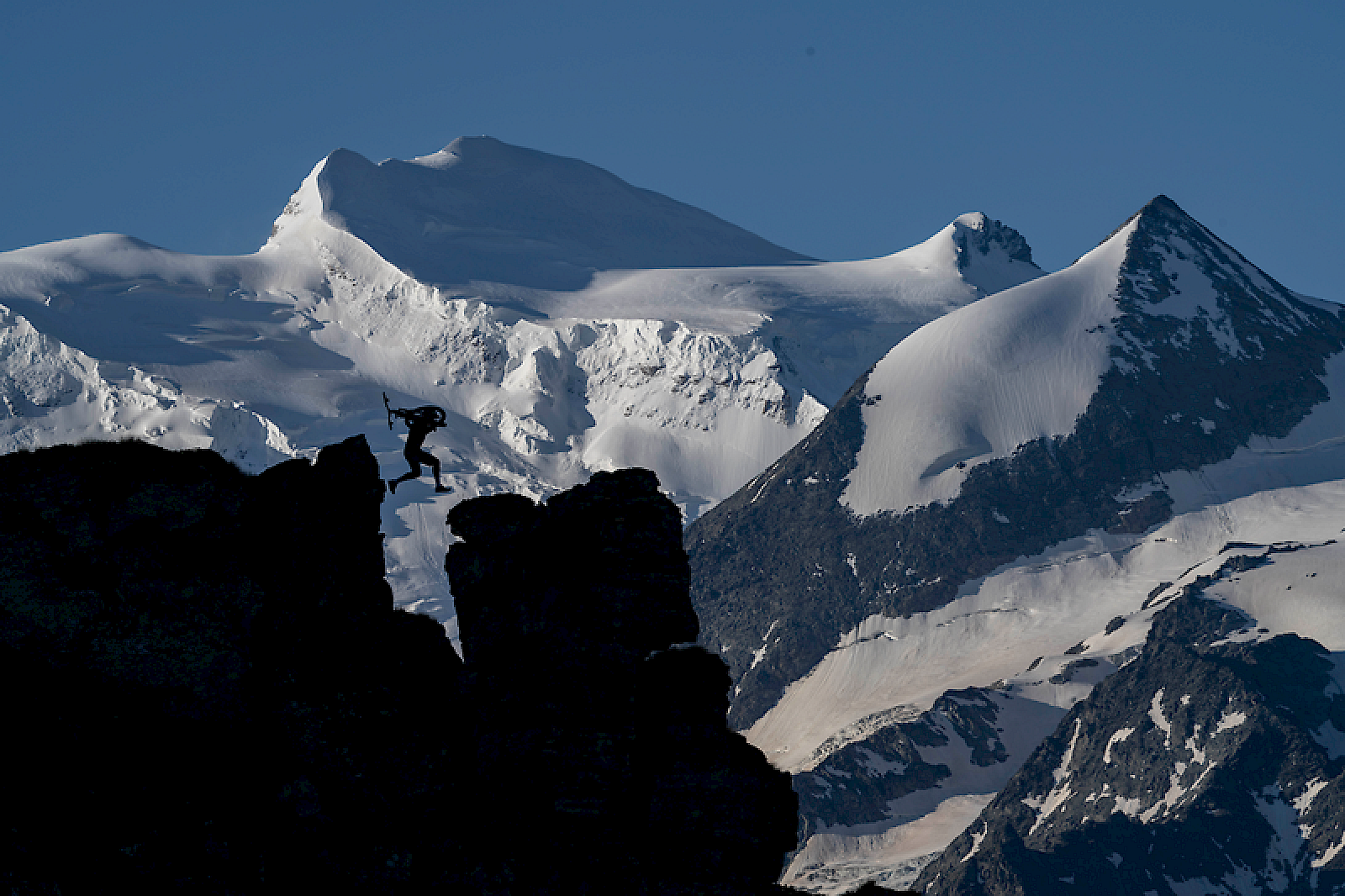 Mountainbiker (Jérôme Caroli) umrundet schneebedeckte Gipfel, genießt El Tony Mate auf dem Weg zum nächsten Abenteuer.