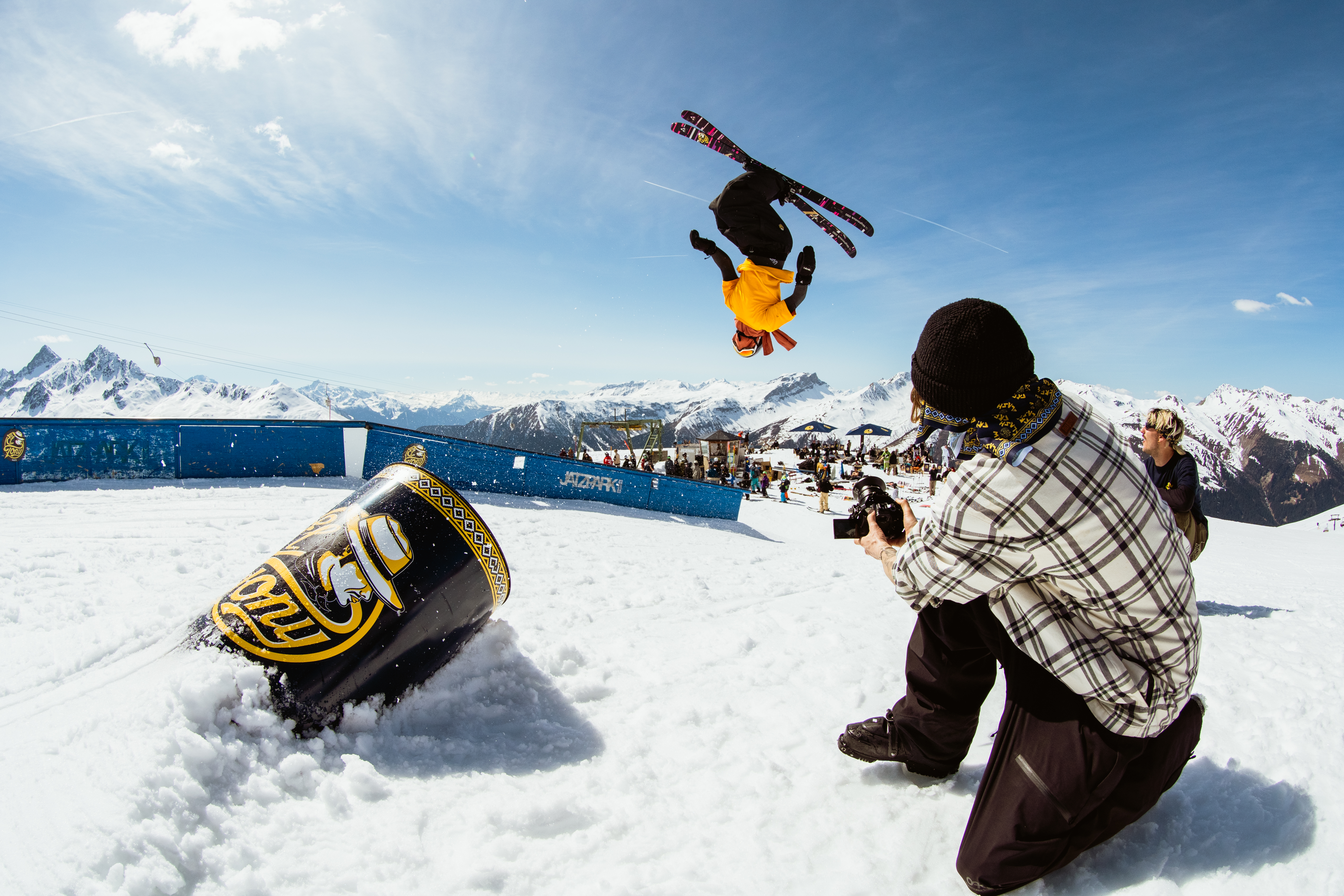 Skifahrer springt über eine El Tony Mate-Dose, während ein Freund ihn fotografiert.