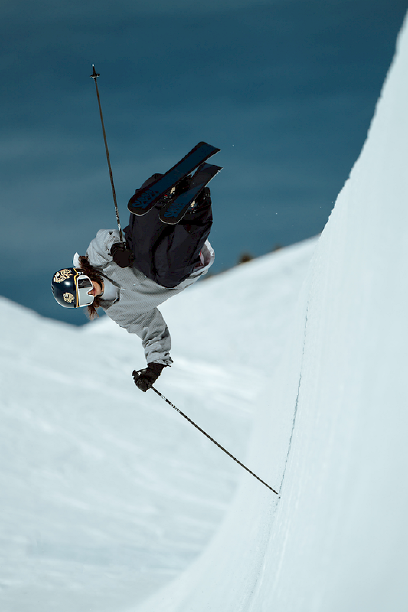 Ski-Fahrer (Isaac Simhon) macht einen Trick in Halfpipe.