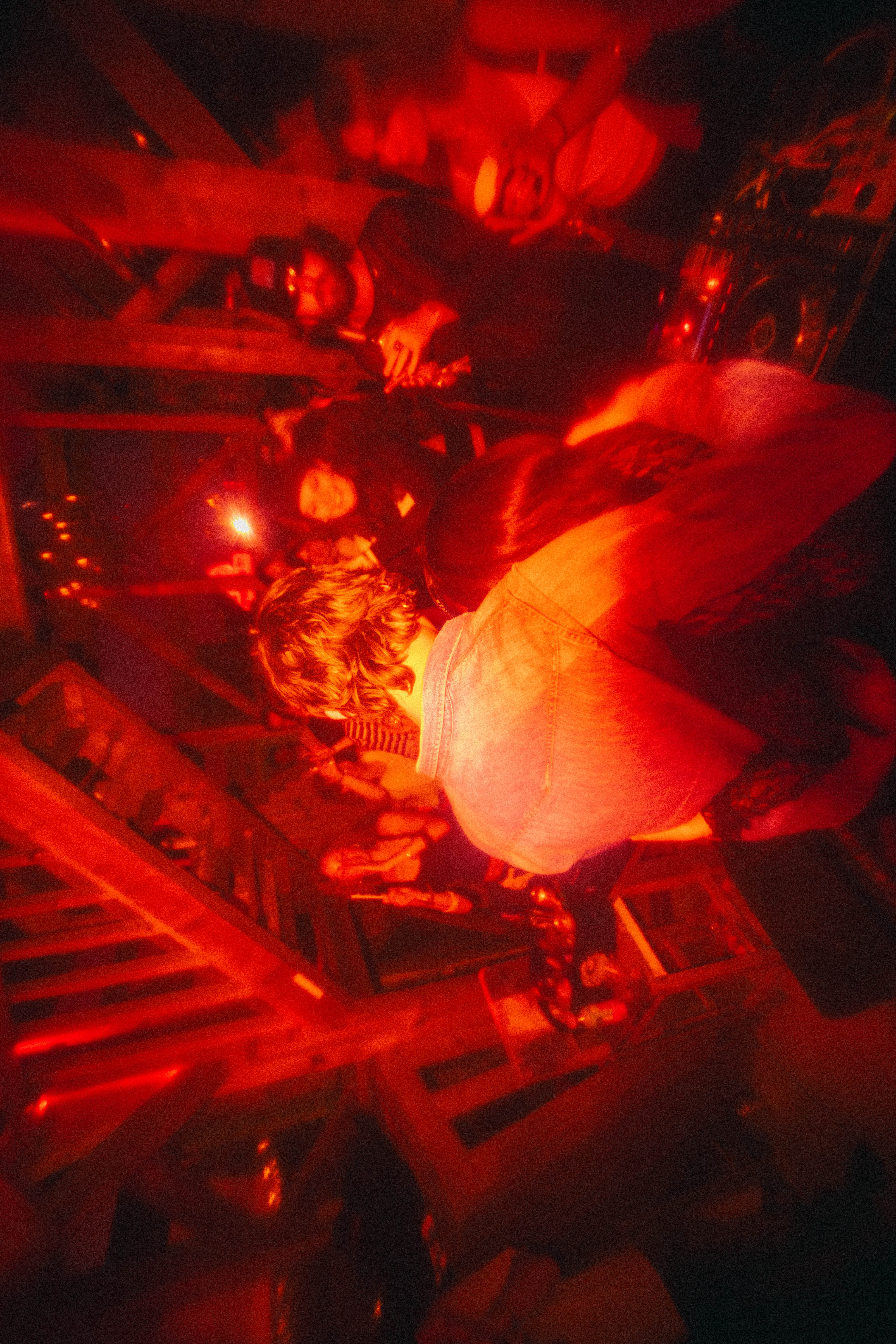 Vista di un bar con pareti colorate e oggetti decorati che creano un'atmosfera mista.