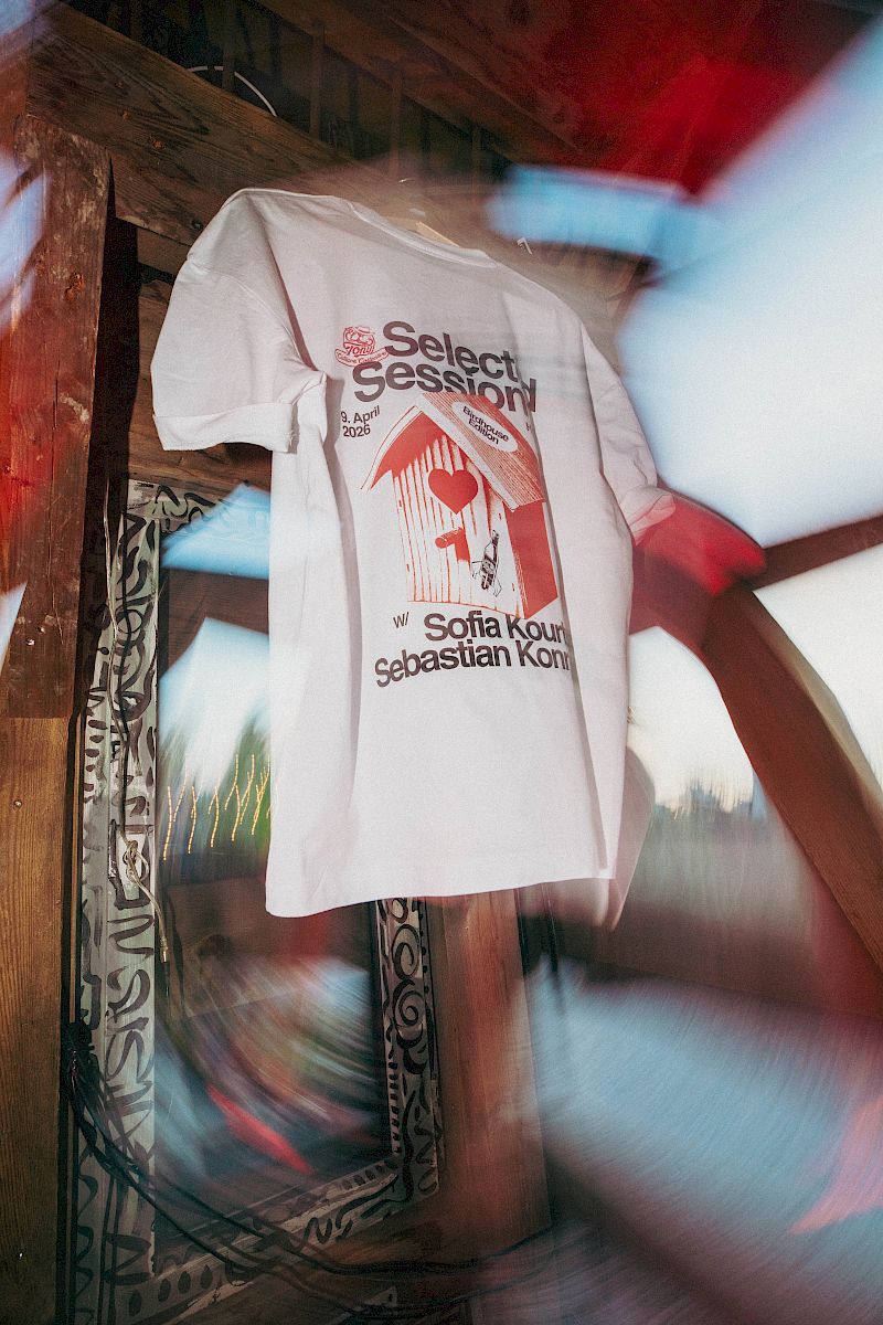 T-shirt con opera per la Select Session con Sofia Kour e Sebastian Korn.