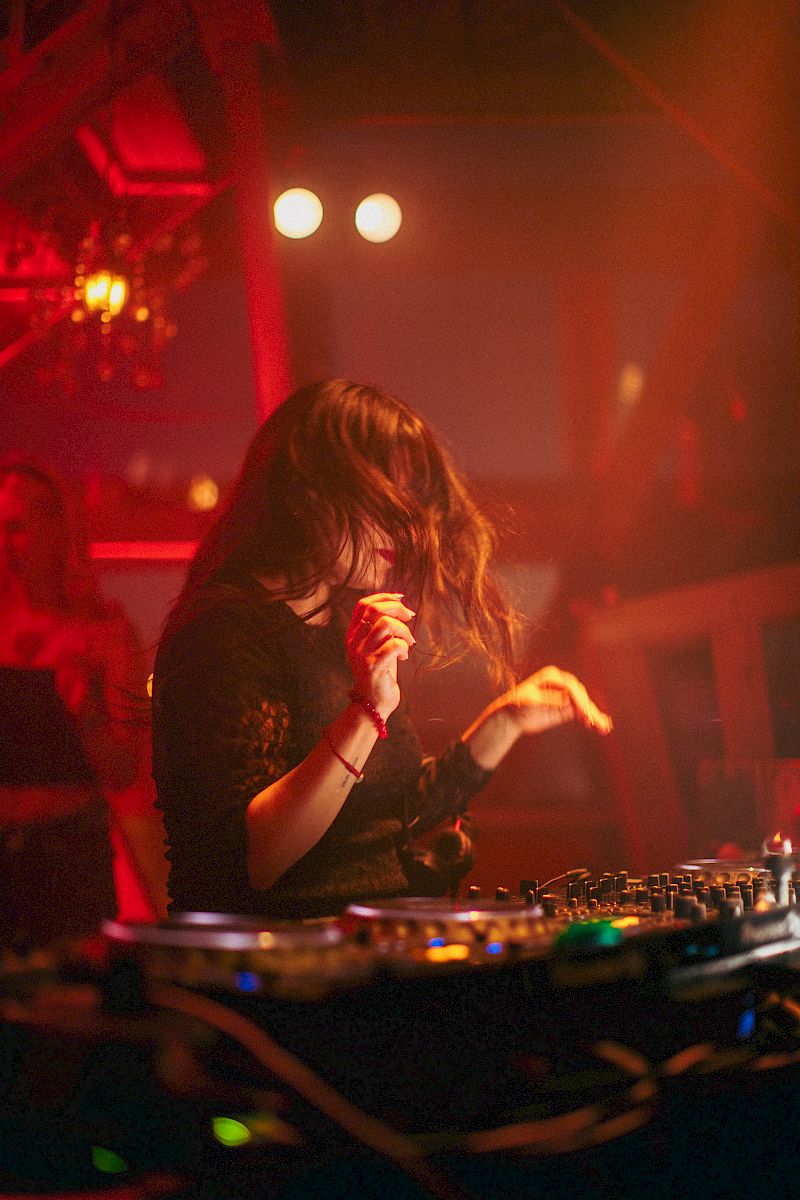 DJ si esibisce in un ambiente vivace con bevande El Tony Mate.