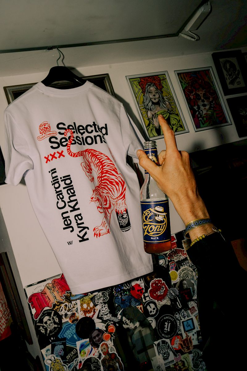 T-shirt avec imprimé tigre et boisson El Tony Mate dans un cadre stylé.