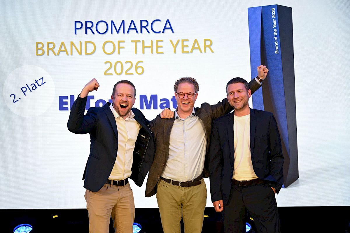 Due persone tengono in mano un premio, festeggiando il titolo di “Brand of the Year 2024” assegnato a El Tony Mate.