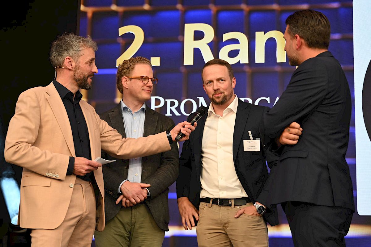 Leo Constance riceve il 2° posto per El Tony Mate all'evento.