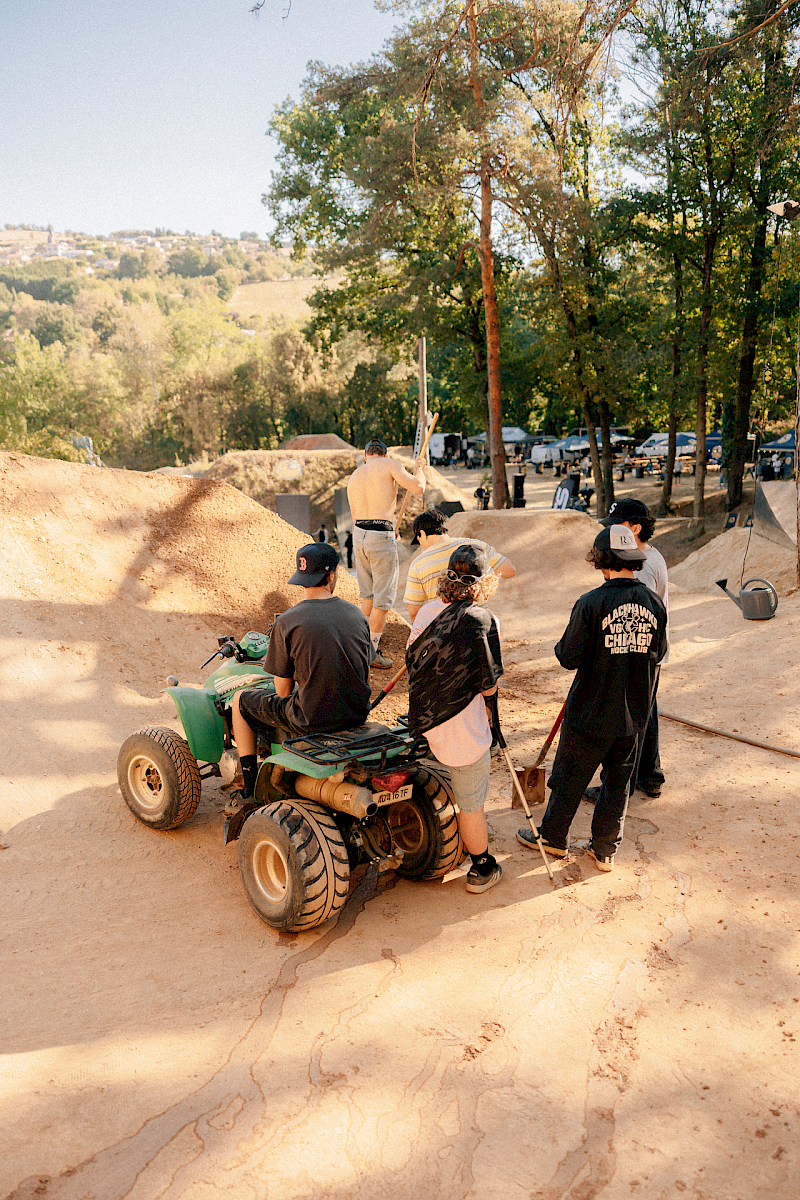 Groupe de jeunes sur un quad travaillant sur une piste de VTT.